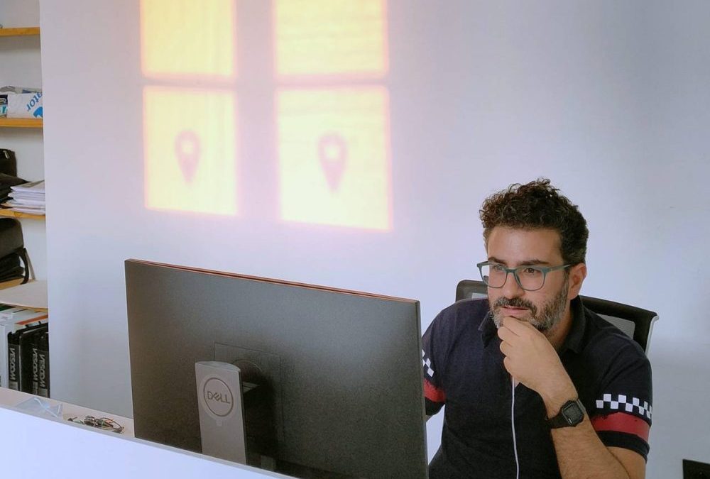 Personas trabajando juntas y en interacción en Workspace Coworking Almería mostrando ambiente colaborativo y profesional.