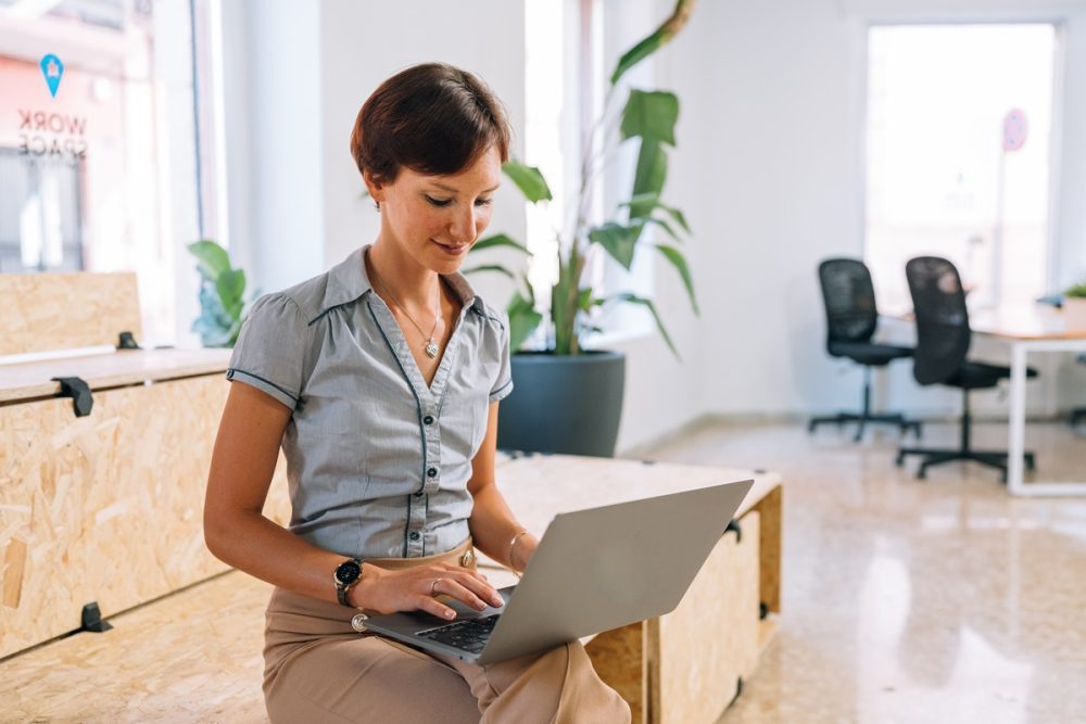 Persona trabajando en casa con posibles distracciones visibles, ilustrando los retos del teletrabajo doméstico.