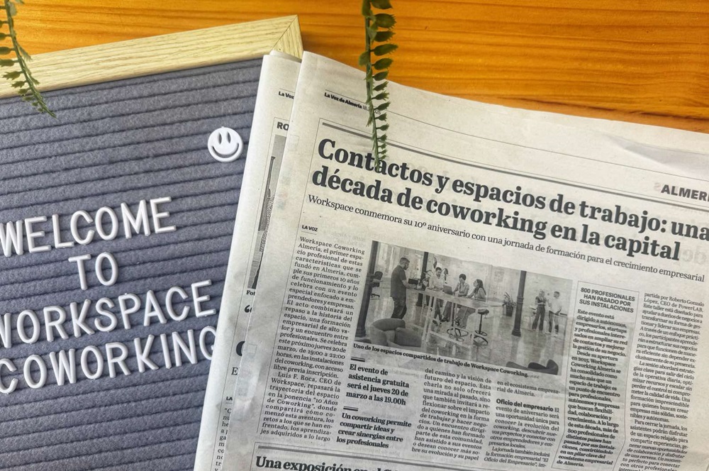 Portada del artículo en La Voz de Almería sobre los 10 años de Workspace Coworking Almería, junto a un letrero que da la bienvenida al espacio de coworking.