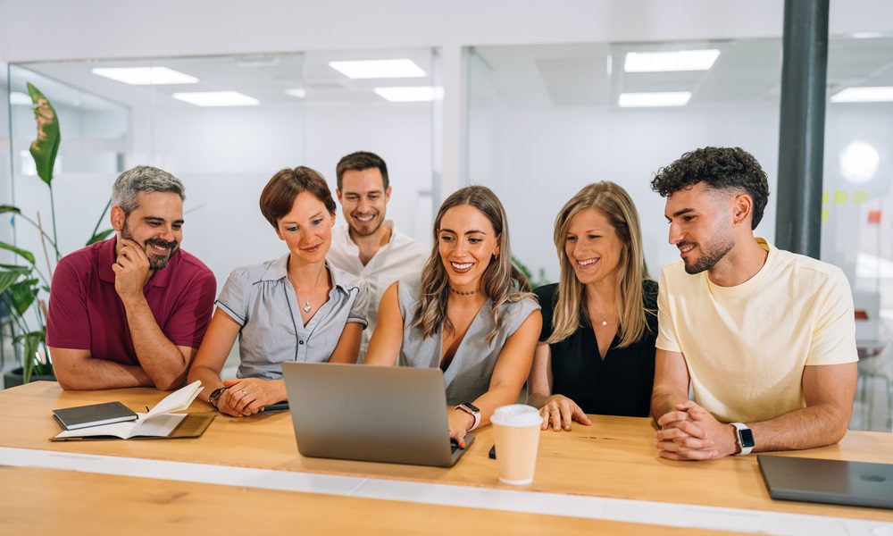 Nómadas digitales trabajando al aire libre en Almería con ordenadores portátiles.