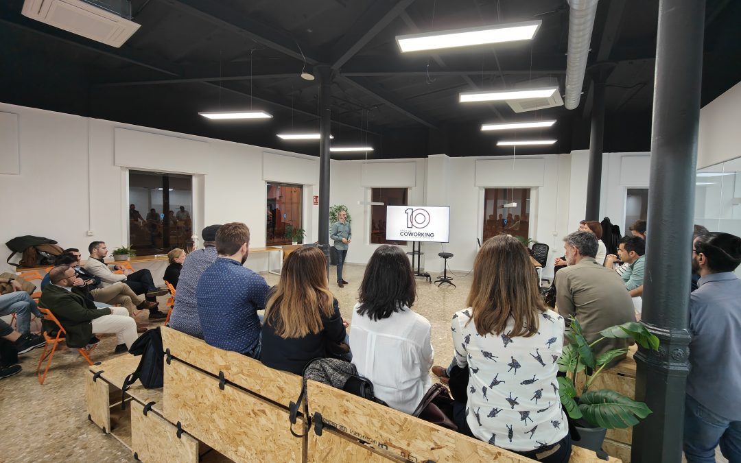 Miembros de la comunidad de Workspace Coworking Almería celebrando el 10º aniversario juntos en un ambiente de alegría y conexión.