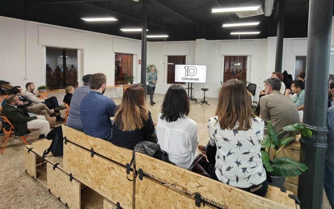 Miembros de la comunidad de Workspace Coworking Almería celebrando el 10º aniversario juntos en un ambiente de alegría y conexión.