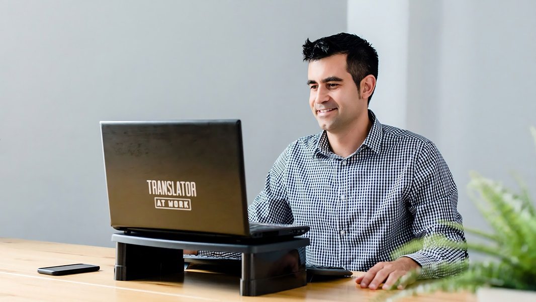 Profesionales trabajando en un espacio de coworking en Almería que muestra un entorno colaborativo, moderno y productivo.