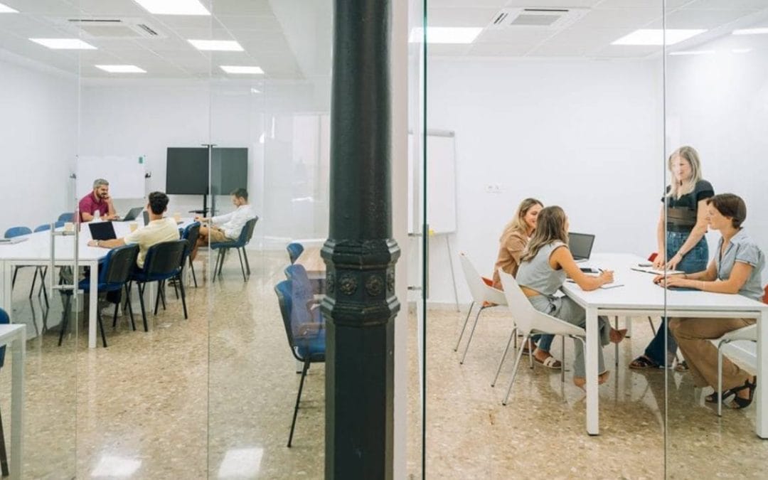 Profesional concentrado trabajando en un espacio de coworking, ilustrando cómo evitar distracciones y mejorar la productividad.