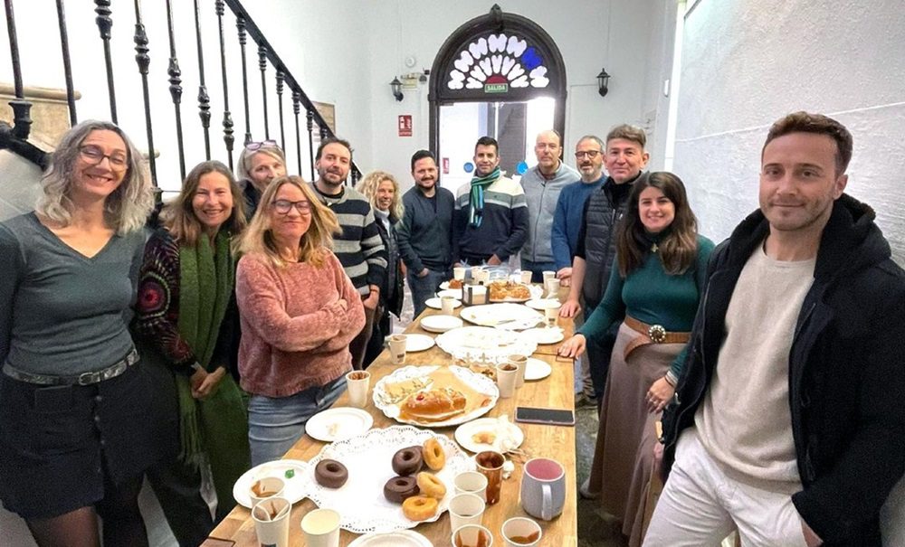 Miembros del coworking Workspace Almería interactuando y compartiendo experiencias de trabajo colaborativo en el espacio.