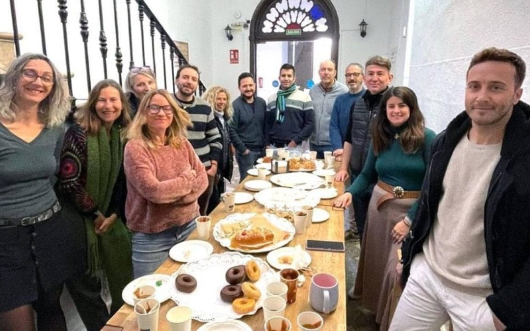 Miembros del coworking Workspace Almería interactuando y compartiendo experiencias de trabajo colaborativo en el espacio.