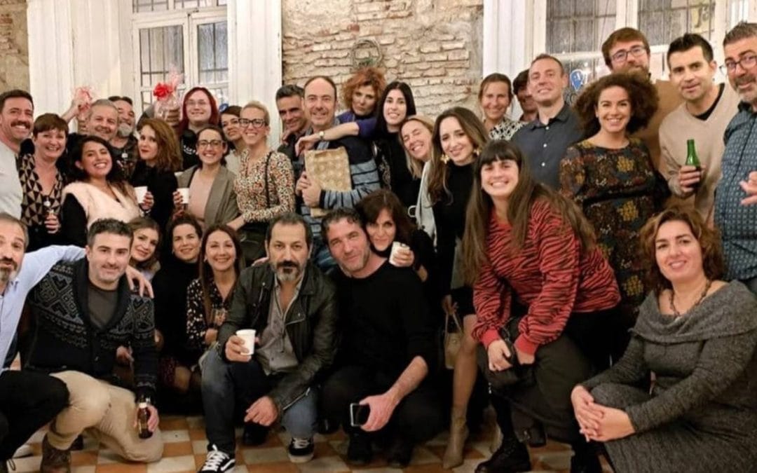 Grupo de personas sonriendo en un evento social de la comunidad de Workspace Coworking Almería.
