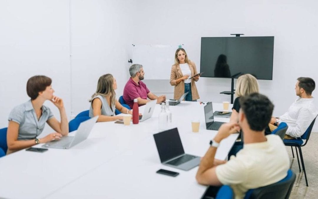 Sala de reuniones con mesa y sillas lista para alquiler en un espacio de coworking en Almería.