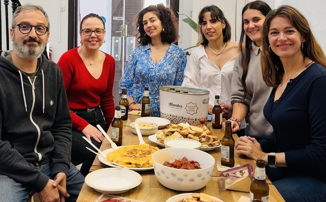 Descubre cómo un evento para extranjeros en Almería nos unió a través de sabores, historias y comunidad en Workspace Coworking.