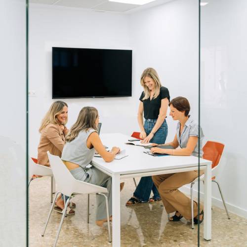 Sala Casual, sala de reuniones para 5 personas en Workspace Coworking Almería