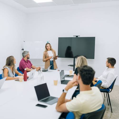 Sala Génesis, sala de formación y reuniones para hasta 25 personas en Workspace Coworking Almería