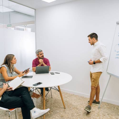 Sala Vital, sala de reuniones pequeña para 2 o 3 personas en Workspace Coworking Almería