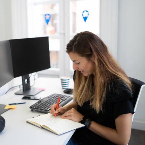 Profesional trabajando en despacho privado en Workspace Coworking Almería