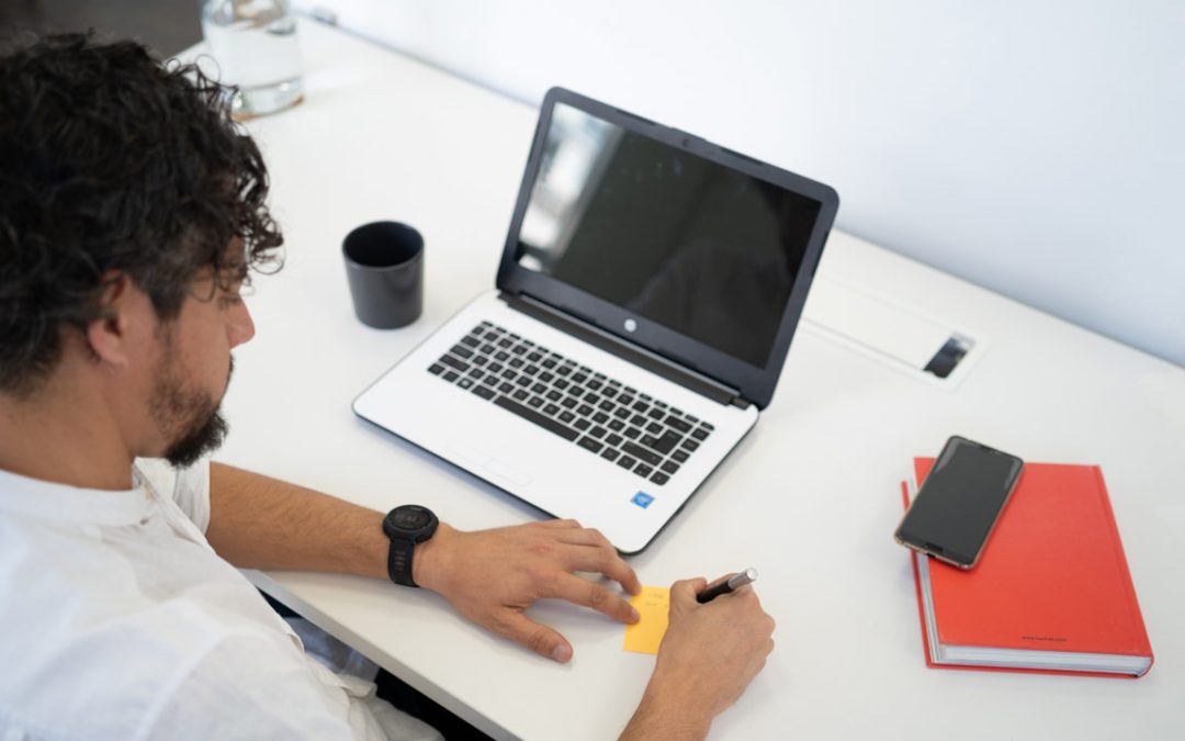 Profesional trabajando con portátil en un puesto flexible de coworking en Almería