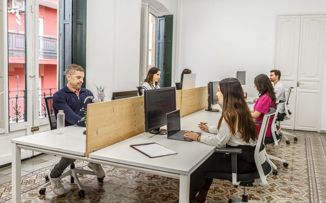 Profesionales teletrabajando en un espacio de coworking luminoso en Almería
