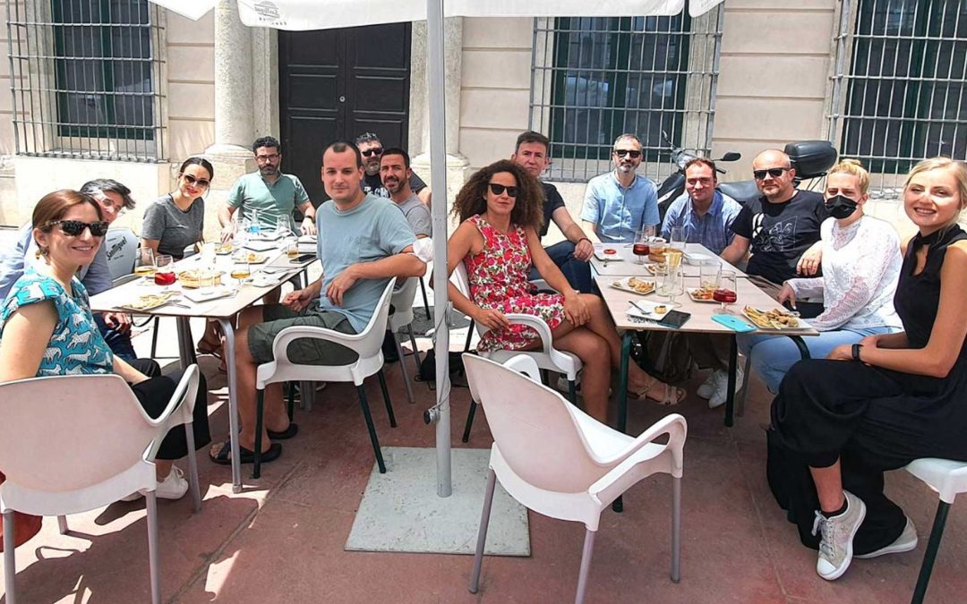 Grupo de profesionales en una actividad de networking de Workspace Coworking Almería en una terraza exterior