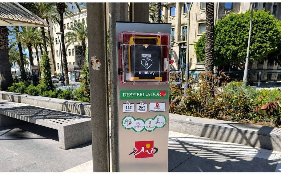 Desfibrilador público instalado en el centro de Almería, accesible para emergencias cardíacas en una zona urbana.