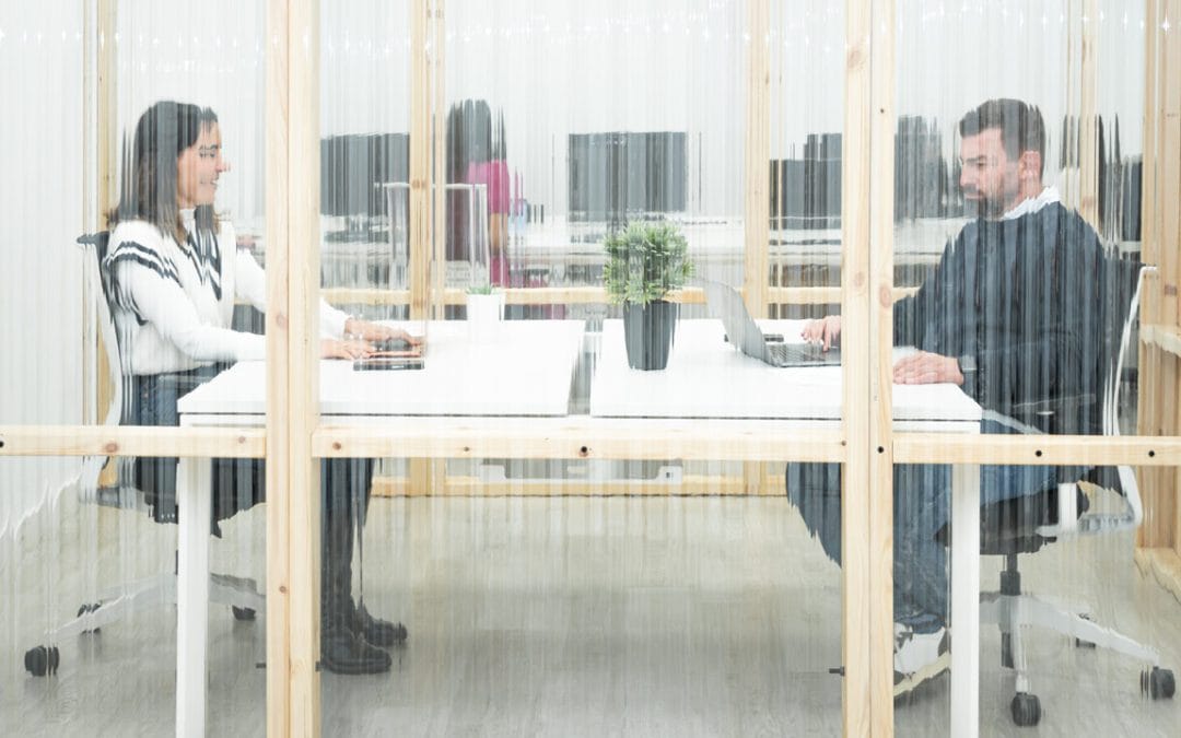 Profesionales trabajando en un hub de empresas en Almería