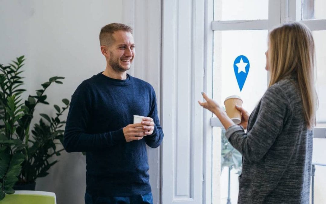 Host de coworking conversando con una profesional en un espacio de trabajo compartido en Almería.