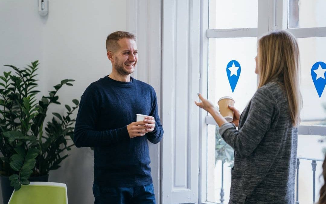 Dos profesionales conversando en un coworking en Almería