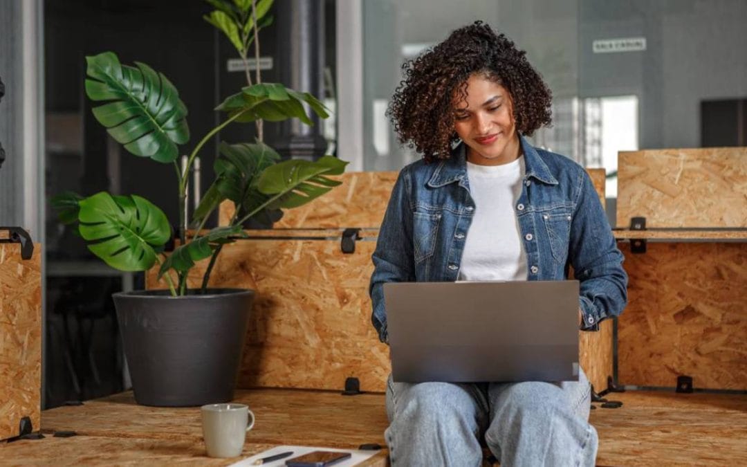 Profesional trabajando con portátil en un coworking flexible en Almería