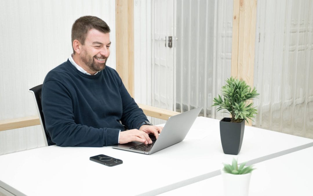 Profesional trabajando con portátil en un coworking en Almería