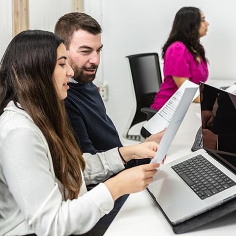 Equipo de profesionales trabajando en puestos compartidos de Workspace Coworking Almería