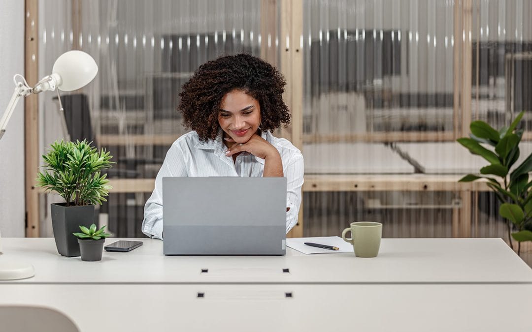 Profesional trabajando con portátil en un coworking en Almería