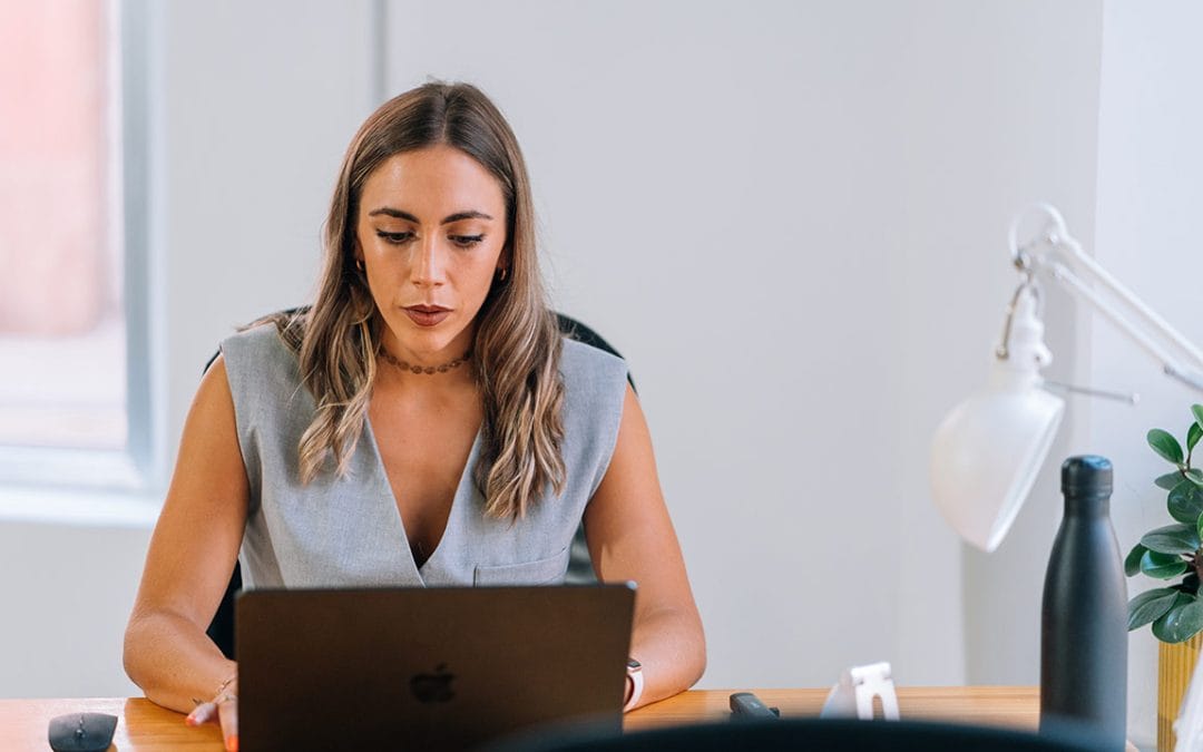 Profesional trabajando con portátil en un coworking luminoso en Almería