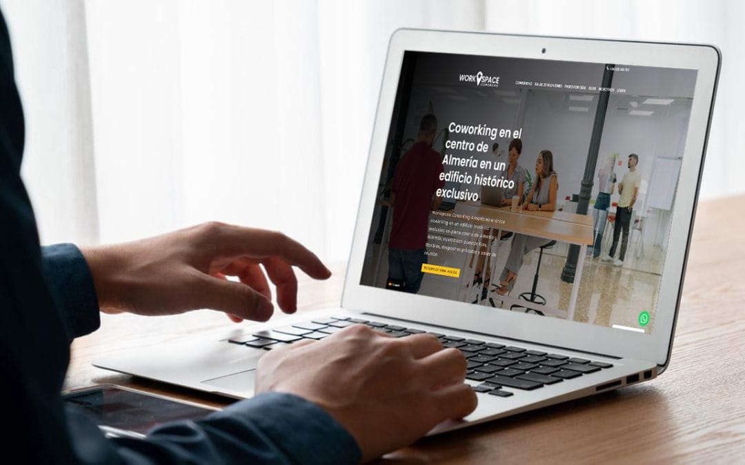 Persona reservando online un espacio de coworking en Almería desde la web de Workspace Coworking