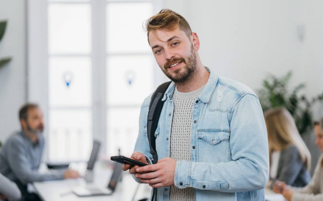 Profesional con móvil en un coworking de Almería usando un pase por días para trabajar de forma flexible.