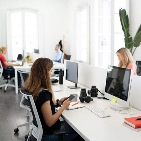 Espacio de coworking en Almería con puestos fijos y luz natural