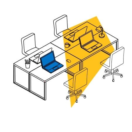 Profesional trabajando con portátil en puesto flexible de Workspace Coworking Almería
