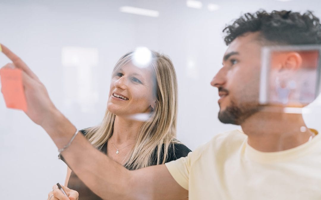 Dos profesionales en una reunión de trabajo en un coworking en Almería